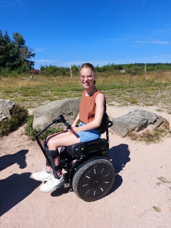 Lois ontdekt Frankrijk en overwint uitdagende terreinen met haar Bi-Go.